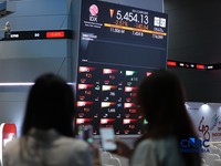 Layar menampilkan pergerakan Indeks Harga Saham Gabungan (IHSG) di gedung Bursa Efek Indonesia (BEI), Jakarta, Senin (8/6/2026). (CNBC Indonesia/Tri Susilo)