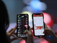 Layar menampilkan pergerakan Indeks Harga Saham Gabungan (IHSG) di gedung Bursa Efek Indonesia (BEI), Jakarta, Senin (8/6/2026). (CNBC Indonesia/Tri Susilo)
