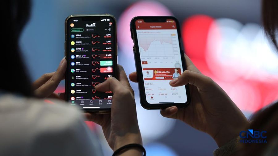 Layar menampilkan pergerakan Indeks Harga Saham Gabungan (IHSG) di gedung Bursa Efek Indonesia (BEI), Jakarta, Senin (8/6/2026). (CNBC Indonesia/Tri Susilo)