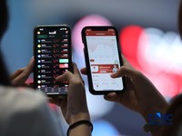 Layar menampilkan pergerakan Indeks Harga Saham Gabungan (IHSG) di gedung Bursa Efek Indonesia (BEI), Jakarta, Senin (8/6/2026). (CNBC Indonesia/Tri Susilo)