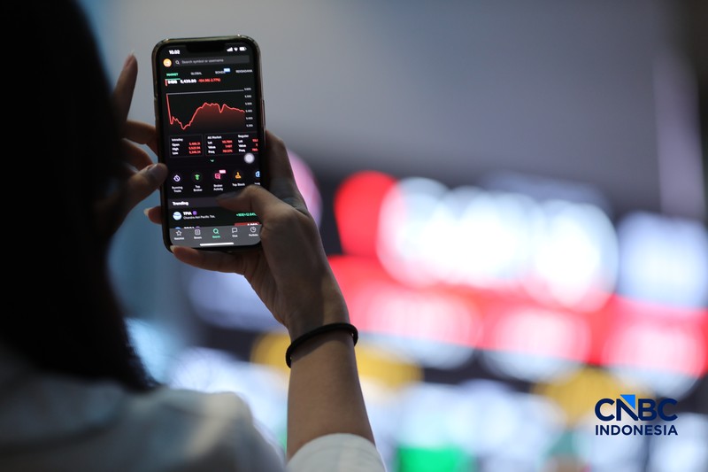 Layar menampilkan pergerakan Indeks Harga Saham Gabungan (IHSG) di gedung Bursa Efek Indonesia (BEI), Jakarta, Senin (8/6/2026). (CNBC Indonesia/Tri Susilo)