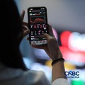 Layar menampilkan pergerakan Indeks Harga Saham Gabungan (IHSG) di gedung Bursa Efek Indonesia (BEI), Jakarta, Senin (8/6/2026). (CNBC Indonesia/Tri Susilo)