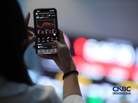 Layar menampilkan pergerakan Indeks Harga Saham Gabungan (IHSG) di gedung Bursa Efek Indonesia (BEI), Jakarta, Senin (8/6/2026). (CNBC Indonesia/Tri Susilo)