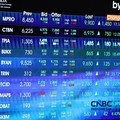 Layar menampilkan pergerakan Indeks Harga Saham Gabungan (IHSG) di gedung Bursa Efek Indonesia (BEI), Jakarta, Senin (8/6/2026). (CNBC Indonesia/Tri Susilo)
