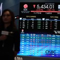Layar menampilkan pergerakan Indeks Harga Saham Gabungan (IHSG) di gedung Bursa Efek Indonesia (BEI), Jakarta, Senin (8/6/2026). (CNBC Indonesia/Tri Susilo)