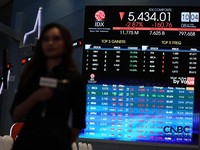 Layar menampilkan pergerakan Indeks Harga Saham Gabungan (IHSG) di gedung Bursa Efek Indonesia (BEI), Jakarta, Senin (8/6/2026). (CNBC Indonesia/Tri Susilo)