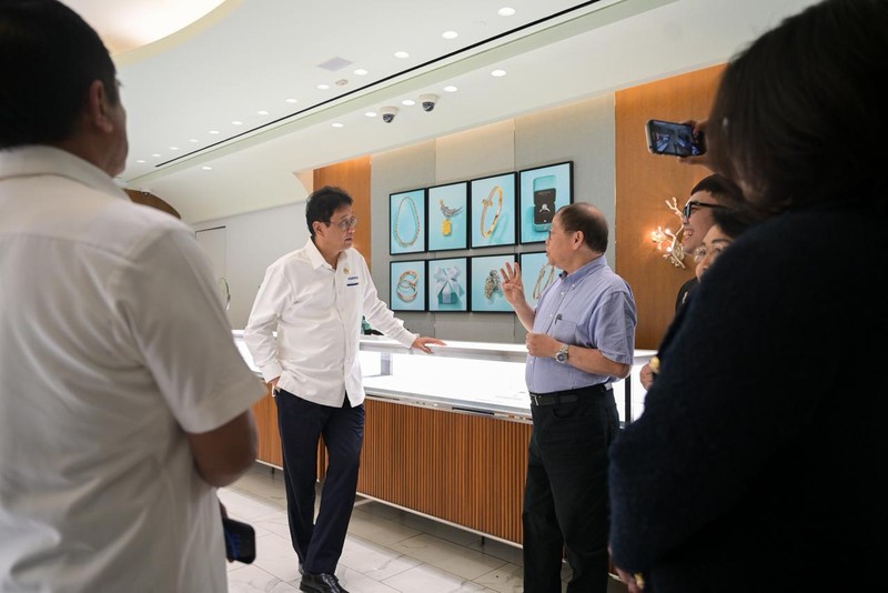 Menteri Keuangan Purbaya Yudhi Sadewa saat mengunjungi gerai Tiffany &amp; Co di Plaza Indonesia, Jakarta Pusat, Senin (8/6/2026). (Dok. Biro KLI Kemenkeu)