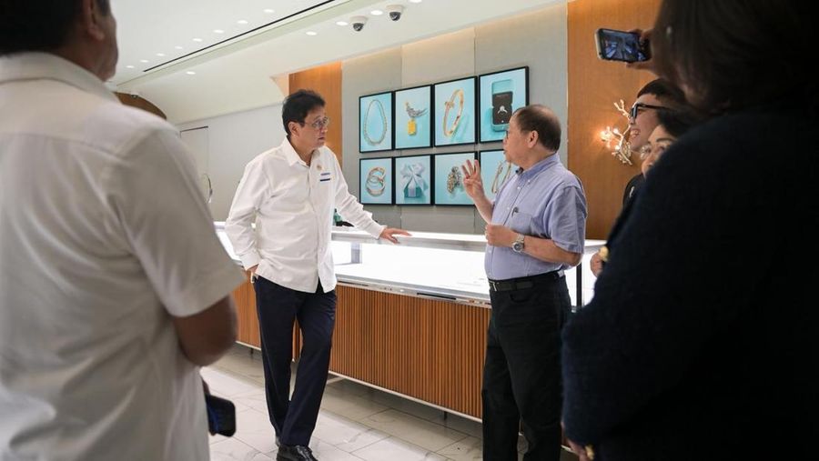 Menteri Keuangan Purbaya Yudhi Sadewa saat mengunjungi gerai Tiffany & Co di Plaza Indonesia, Jakarta Pusat, Senin (8/6/2026).