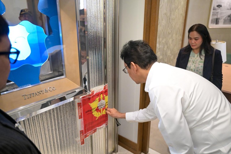 Menteri Keuangan Purbaya Yudhi Sadewa saat mengunjungi gerai Tiffany &amp; Co di Plaza Indonesia, Jakarta Pusat, Senin (8/6/2026). (Dok. Biro KLI Kemenkeu)