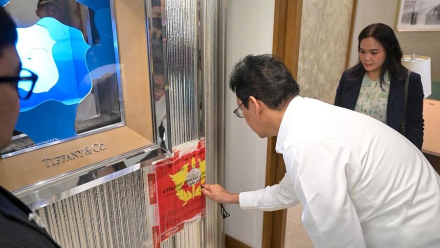 Menteri Keuangan Purbaya Yudhi Sadewa saat mengunjungi gerai Tiffany & Co di Plaza Indonesia, Jakarta Pusat, Senin (8/6/2026).