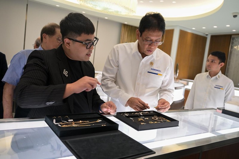 Menteri Keuangan Purbaya Yudhi Sadewa saat mengunjungi gerai Tiffany &amp; Co di Plaza Indonesia, Jakarta Pusat, Senin (8/6/2026). (Dok. Biro KLI Kemenkeu)