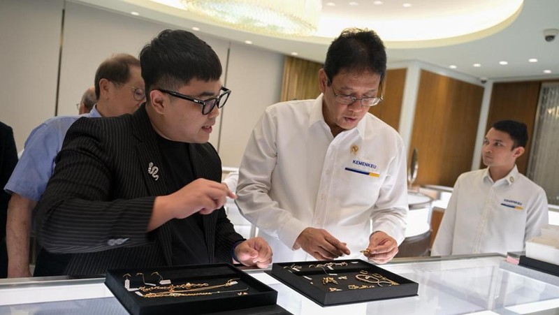 Menteri Keuangan Purbaya Yudhi Sadewa saat mengunjungi gerai Tiffany & Co di Plaza Indonesia, Jakarta Pusat, Senin (8/6/2026).