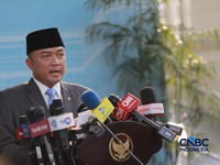 Menteri Sekretaris Negara, Prasetyo Hadi saat menyampaikan konferensi pers di Istana Negara, Jakarta, Senin (8/6/2026). (CNBC Indonesia/Muhammad Sabki)