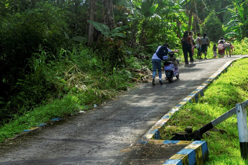 Warga evakuasi setelah gempa bumi di lepas pantai selatan pulau Mindanao, Filipina, yang juga dirasakan di Tabukan Utara. Kabupaten Kepulauan Sangihe, provinsi Sulawesi Utara, Senin (8/6/2026). (REUTERS/Stenly Pontolawokang)