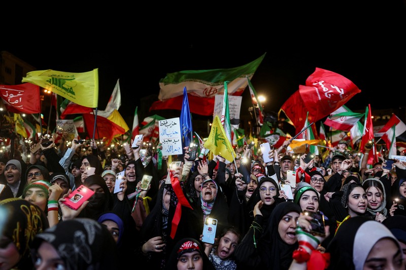 Orang-orang meneriakkan slogan-slogan selama demonstrasi anti-AS dan Israel setelah serangan rudal Iran ke Israel, di Teheran, Iran, 7 Juni 2026. (Majid Asgaripour/WANA (West Asia News Agency) via REUTERS)