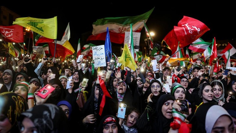 Orang-orang meneriakkan slogan-slogan selama demonstrasi anti-AS dan Israel setelah serangan rudal Iran ke Israel, di Teheran, Iran, 7 Juni 2026.