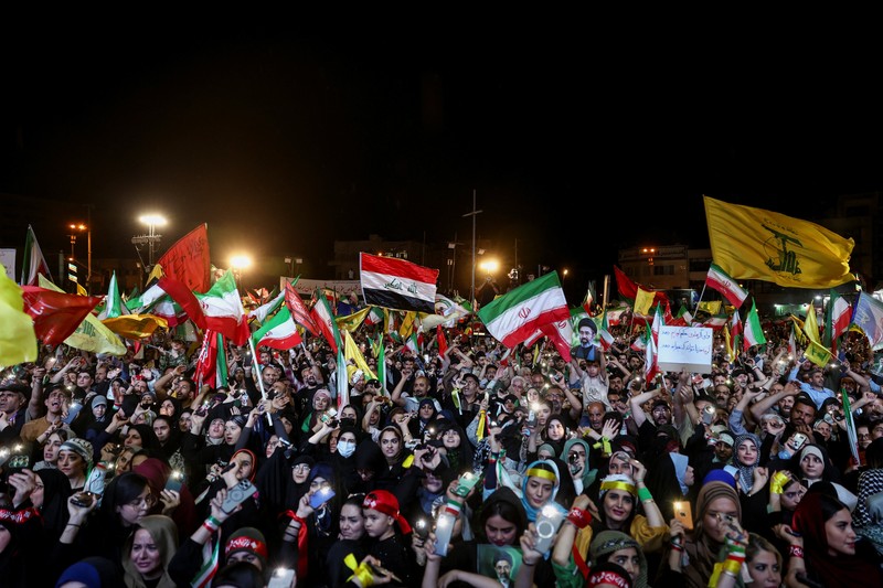 Orang-orang meneriakkan slogan-slogan selama demonstrasi anti-AS dan Israel setelah serangan rudal Iran ke Israel, di Teheran, Iran, 7 Juni 2026. (Majid Asgaripour/WANA (West Asia News Agency) via REUTERS)