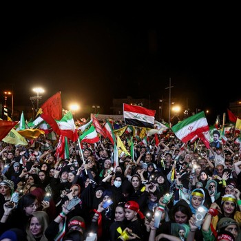 Orang-orang meneriakkan slogan-slogan selama demonstrasi anti-AS dan Israel setelah serangan rudal Iran ke Israel, di Teheran, Iran, 7 Juni 2026. (Majid Asgaripour/WANA (West Asia News Agency) via REUTERS)