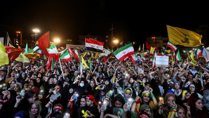 Orang-orang meneriakkan slogan-slogan selama demonstrasi anti-AS dan Israel setelah serangan rudal Iran ke Israel, di Teheran, Iran, 7 Juni 2026. (Majid Asgaripour/WANA (West Asia News Agency) via REUTERS)