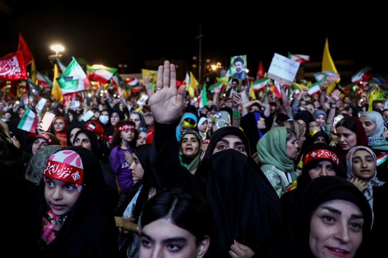 Orang-orang meneriakkan slogan-slogan selama demonstrasi anti-AS dan Israel setelah serangan rudal Iran ke Israel, di Teheran, Iran, 7 Juni 2026. (Majid Asgaripour/WANA (West Asia News Agency) via REUTERS)