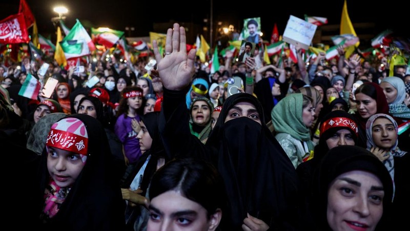 Orang-orang meneriakkan slogan-slogan selama demonstrasi anti-AS dan Israel setelah serangan rudal Iran ke Israel, di Teheran, Iran, 7 Juni 2026.