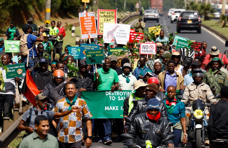 Para aktivis lingkungan bubar setelah petugas polisi anti huru hara melemparkan tabung gas air mata ke arah mereka selama demonstrasi menentang pengarahan lahan Taman Nasional Nairobi dan rencana relokasi Panti Asuhan Hewan Nairobi di Nairobi, Kenya, 8 Juni 2026. (REUTERS/Monicah Mwangi)
