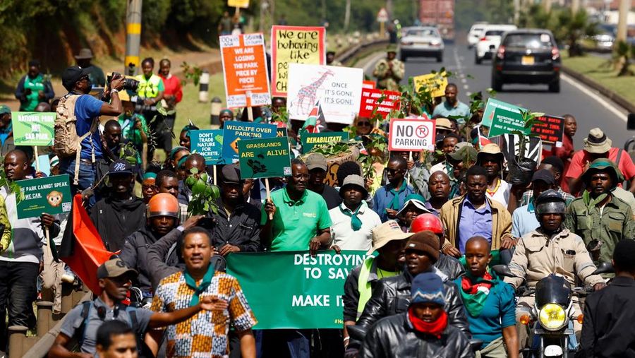 Para aktivis lingkungan berpartisipasi dalam pawai menentang pengerahan lahan Taman Nasional Nairobi dan rencana relokasi Panti Asuhan Hewan Nairobi di Nairobi, Kenya, 8 Juni 2026.