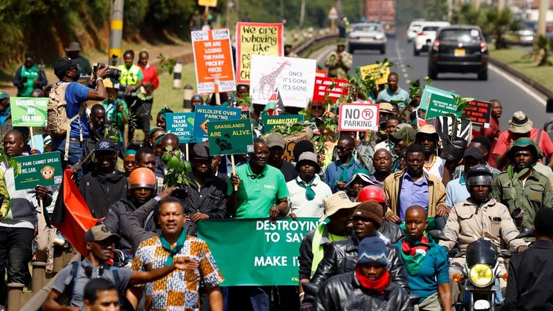 Para aktivis lingkungan berpartisipasi dalam pawai menentang pengerahan lahan Taman Nasional Nairobi dan rencana relokasi Panti Asuhan Hewan Nairobi di Nairobi, Kenya, 8 Juni 2026.