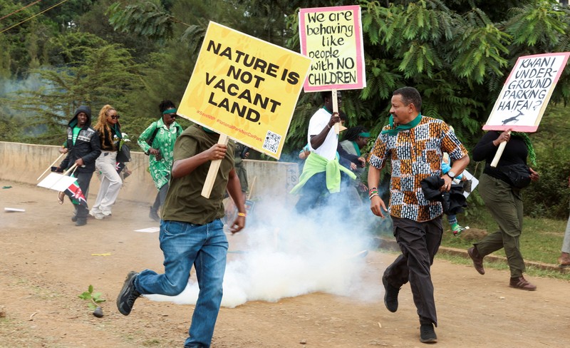 Para aktivis lingkungan bubar setelah petugas polisi anti huru hara melemparkan tabung gas air mata ke arah mereka selama demonstrasi menentang pengarahan lahan Taman Nasional Nairobi dan rencana relokasi Panti Asuhan Hewan Nairobi di Nairobi, Kenya, 8 Juni 2026. (REUTERS/Monicah Mwangi)