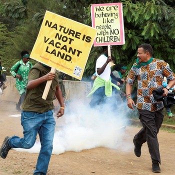Para aktivis lingkungan bubar setelah petugas polisi anti huru hara melemparkan tabung gas air mata ke arah mereka selama demonstrasi menentang pengarahan lahan Taman Nasional Nairobi dan rencana relokasi Panti Asuhan Hewan Nairobi di Nairobi, Kenya,