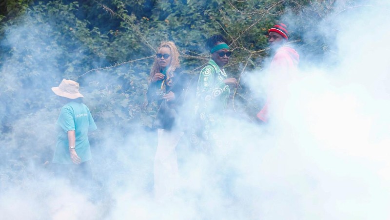 Para aktivis lingkungan bubar setelah petugas polisi anti huru hara melemparkan tabung gas air mata ke arah mereka selama demonstrasi menentang pengerahan lahan Taman Nasional Nairobi dan rencana relokasi Panti Asuhan Hewan Nairobi di Nairobi, Kenya, 8 Juni 2026.