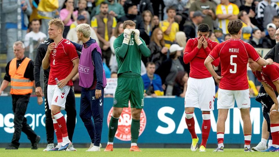 Para pemain dan pelatih Denmark bereaksi setelah pertangingan dihentikan saat laga persahabatan di Stadion Stadion Odense, Denmark, Minggu (7/6/2026). (Bo Amstrup/Ritzau Scanpix via REUTERS)