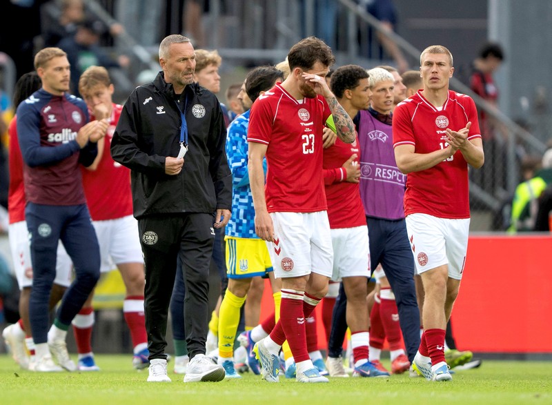 Para pemain dan staf Ukraina dan Denmark berkumpul setelah pertandingan dihentikan karena Christian Eriksen dari Denmark pingsan saat pertanidngan persahabatan di Stadion Stadion Odense, Denmark, Minggu (7/6/2026). (Bo Amstrup/Ritzau Scanpix via REUTERS)