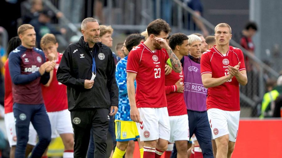 Para pemain dan pelatih Denmark bereaksi setelah pertangingan dihentikan saat laga persahabatan di Stadion Stadion Odense, Denmark, Minggu (7/6/2026). (Bo Amstrup/Ritzau Scanpix via REUTERS)