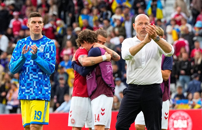 Para pemain dan staf Ukraina dan Denmark berkumpul setelah pertandingan dihentikan karena Christian Eriksen dari Denmark pingsan saat pertanidngan persahabatan di Stadion Stadion Odense, Denmark, Minggu (7/6/2026). (Bo Amstrup/Ritzau Scanpix via REUTERS)
