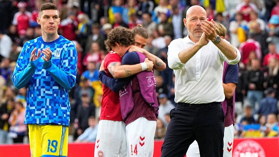 Para pemain dan pelatih Denmark bereaksi setelah pertangingan dihentikan saat laga persahabatan di Stadion Stadion Odense, Denmark, Minggu (7/6/2026). (Bo Amstrup/Ritzau Scanpix via REUTERS)