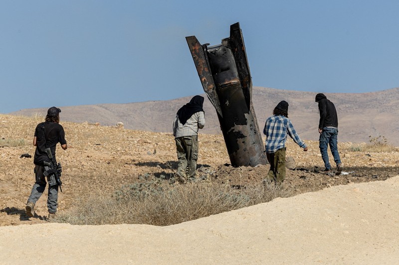 Sebagian rudal mencuat dari tanah setelah serangan dari Iran, di Tepi Barat bagian tengah yang diduduki Israel, 8 Juni 2026. (REUTERS/Naama Stern)