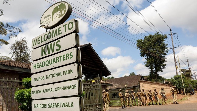 Para petugas Kenya Wildlife Service (KWS) menjaga pintu masuk Taman Nasional Nairobi sementara para aktivis lingkungan berpartisipasi dalam pawai menentang perampasan lahan taman dan rencana relokasi Panti Asuhan Hewan Nairobi di Nairobi, Kenya, 8 Juni 2026.