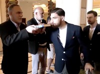 Pemain timnas Iran menunjukkan momen penuh makna menjelang keberangkatan mereka dari Turki ke Meksiko pada Sabtu (6/6/2026) untuk menjalani persiapan menghadapi Piala Dunia 2026. (Tangkapan Layar Video/REUTERS)
