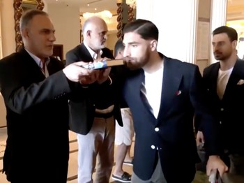 Pemain timnas Iran menunjukkan momen penuh makna menjelang keberangkatan mereka dari Turki ke Meksiko pada Sabtu (6/6/2026) untuk menjalani persiapan menghadapi Piala Dunia 2026. (Tangkapan Layar Video/REUTERS)