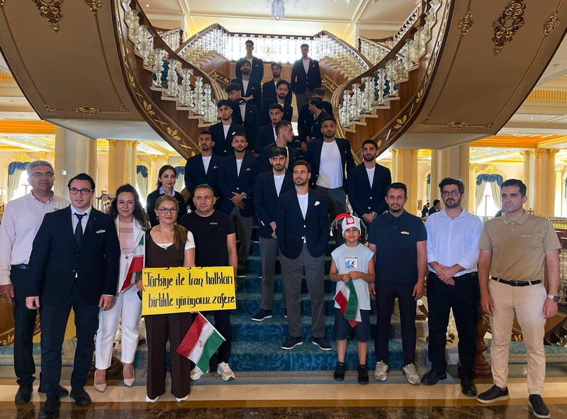 Pemain timnas Iran menunjukkan momen penuh makna menjelang keberangkatan mereka dari Turki ke Meksiko pada Sabtu (6/6/2026) untuk menjalani persiapan menghadapi Piala Dunia 2026. (REUTERS/Kaan Soyturk)