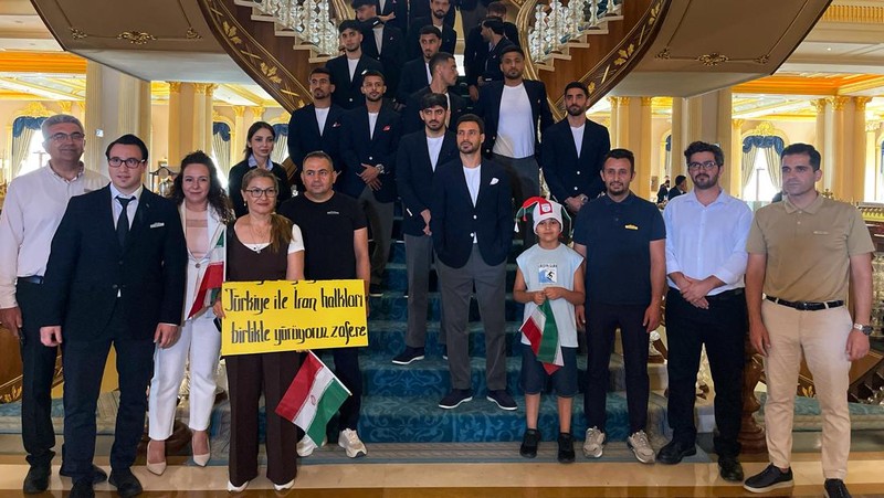 Pemain timnas Iran menunjukkan momen penuh makna menjelang keberangkatan mereka dari Turki ke Meksiko pada Sabtu (6/6/2026) untuk menjalani persiapan menghadapi Piala Dunia 2026. (REUTERS/Kaan Soyturk)