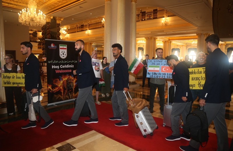 Pemain timnas Iran menunjukkan momen penuh makna menjelang keberangkatan mereka dari Turki ke Meksiko pada Sabtu (6/6/2026) untuk menjalani persiapan menghadapi Piala Dunia 2026. (REUTERS/Kaan Soyturk)
