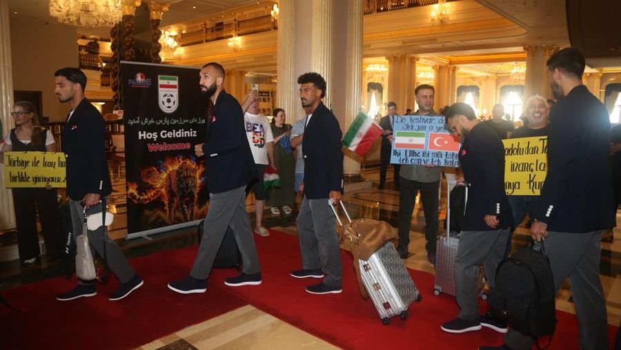 Pemain timnas Iran menunjukkan momen penuh makna menjelang keberangkatan mereka dari Turki ke Meksiko pada Sabtu (6/6/2026) untuk menjalani persiapan menghadapi Piala Dunia 2026. (REUTERS/Kaan Soyturk)