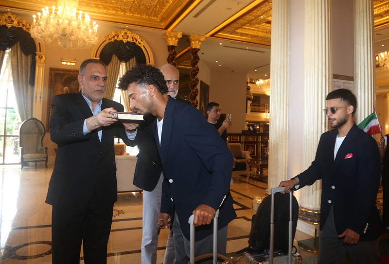 Pemain timnas Iran menunjukkan momen penuh makna menjelang keberangkatan mereka dari Turki ke Meksiko pada Sabtu (6/6/2026) untuk menjalani persiapan menghadapi Piala Dunia 2026. (REUTERS/Kaan Soyturk)