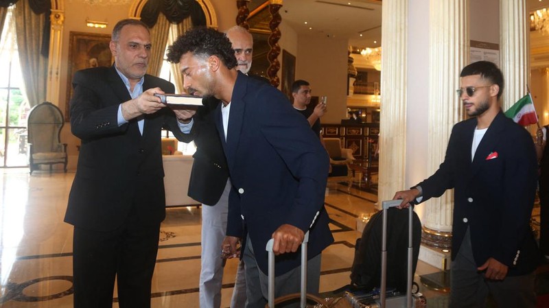 Pemain timnas Iran menunjukkan momen penuh makna menjelang keberangkatan mereka dari Turki ke Meksiko pada Sabtu (6/6/2026) untuk menjalani persiapan menghadapi Piala Dunia 2026. (REUTERS/Kaan Soyturk)
