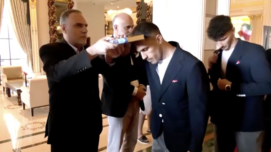 Pemain timnas Iran menunjukkan momen penuh makna menjelang keberangkatan mereka dari Turki ke Meksiko pada Sabtu (6/6/2026) untuk menjalani persiapan menghadapi Piala Dunia 2026. (Tangkapan Layar Video/REUTERS)