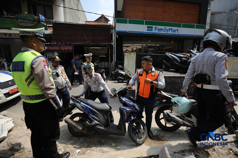 Pemerintah Provinsi DKI Jakarta menggelar operasi penertiban parkir liar dan juru parkir (jukir) liar secara serentak di lima wilayah kota administrasi salah satunya di Kebon Kacang, Jakarta, Senin (8/6/2026). (CNBC Indonesia/Tri Susilo)