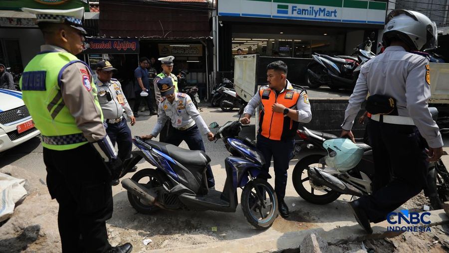 Pemerintah Provinsi DKI Jakarta menggelar operasi penertiban parkir liar dan juru parkir (jukir) liar secara serentak di lima wilayah kota administrasi salah satunya di Kebon Kacang, Jakarta, Senin (8/6/2026).