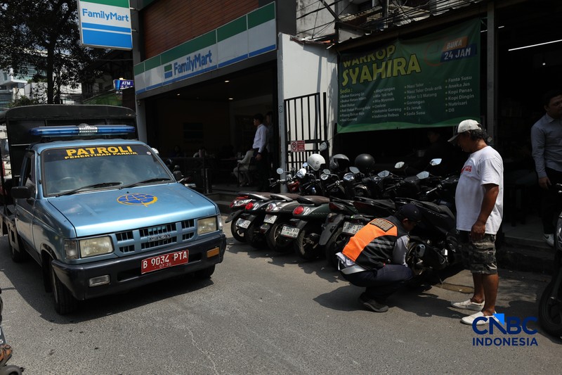 Pemerintah Provinsi DKI Jakarta menggelar operasi penertiban parkir liar dan juru parkir (jukir) liar secara serentak di lima wilayah kota administrasi salah satunya di Kebon Kacang, Jakarta, Senin (8/6/2026). (CNBC Indonesia/Tri Susilo)